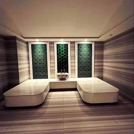 Modern Studio With A Pool In The Heart Of *